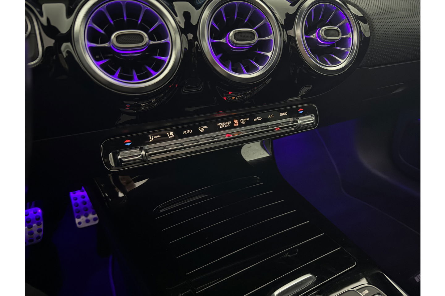 Mercedes-Benz CLA-Klasse 180 AMG Pano Sfeer Camera Carplay Virtual LED Clima Cruise Navi PDC Memory-Seats 18''LMV