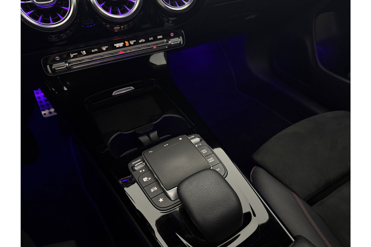 Mercedes-Benz CLA-Klasse 180 AMG Pano Sfeer Camera Carplay Virtual LED Clima Cruise Navi PDC Memory-Seats 18''LMV