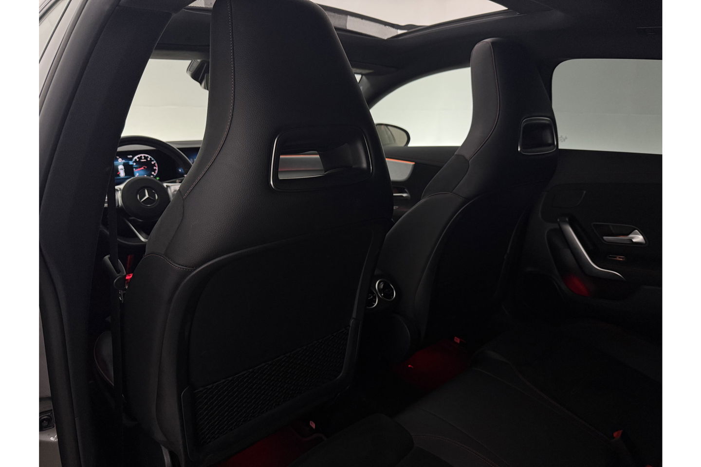 Mercedes-Benz CLA-Klasse 180 AMG Pano Sfeer Camera Carplay Virtual LED Clima Cruise Navi PDC Memory-Seats 18''LMV