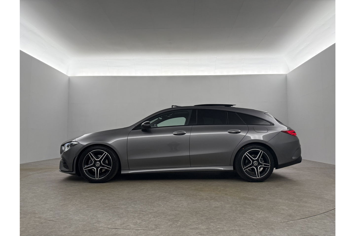 Mercedes-Benz CLA-Klasse 180 AMG Pano Sfeer Camera Carplay Virtual LED Clima Cruise Navi PDC Memory-Seats 18''LMV