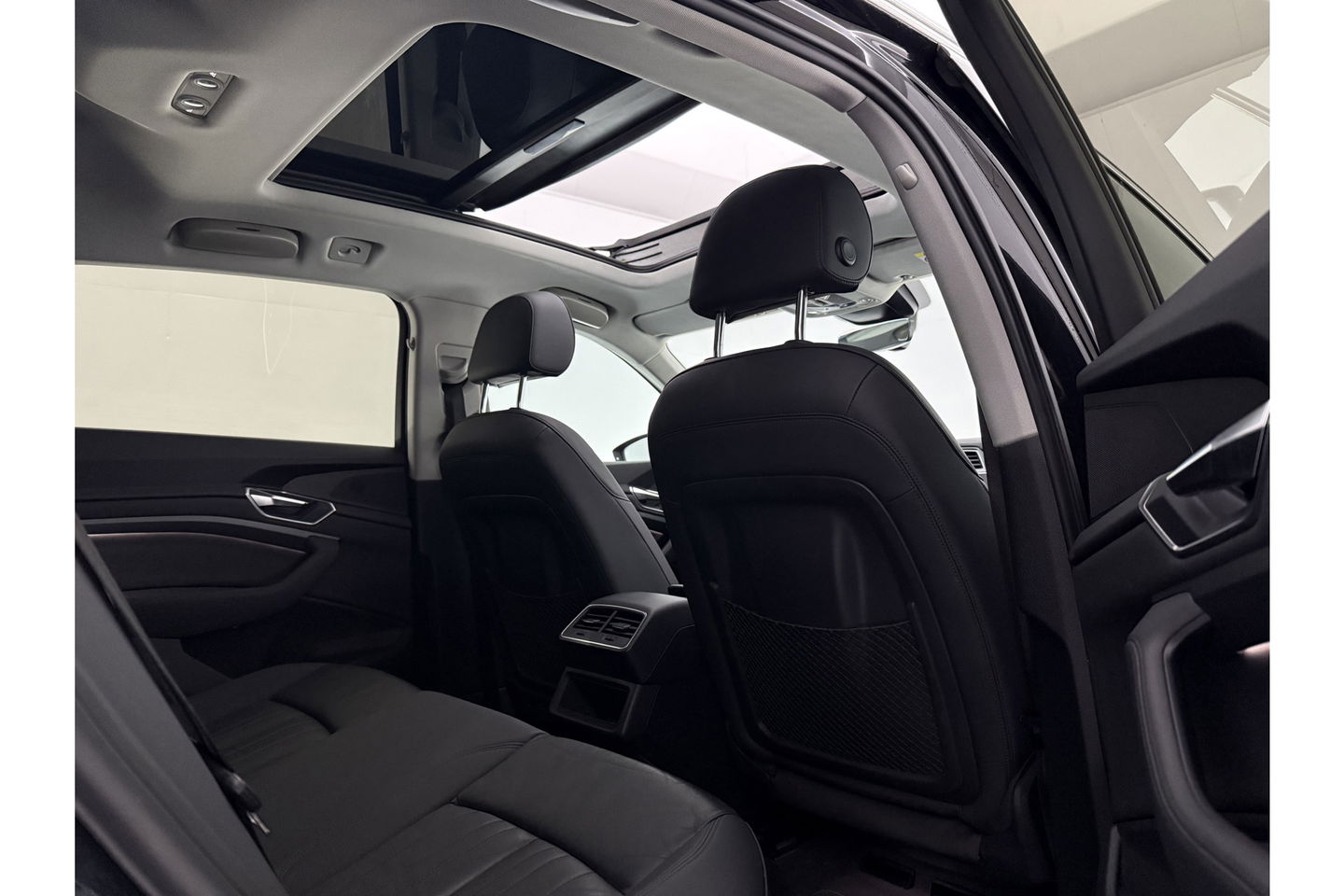 Audi e-tron 50 Quattro 4WD Launch Edition Plus 71kWh 313PK Elektrisch Pano LED Camera Carplay Clima Cruise 20"LMV Memory Seat Virtual PDC