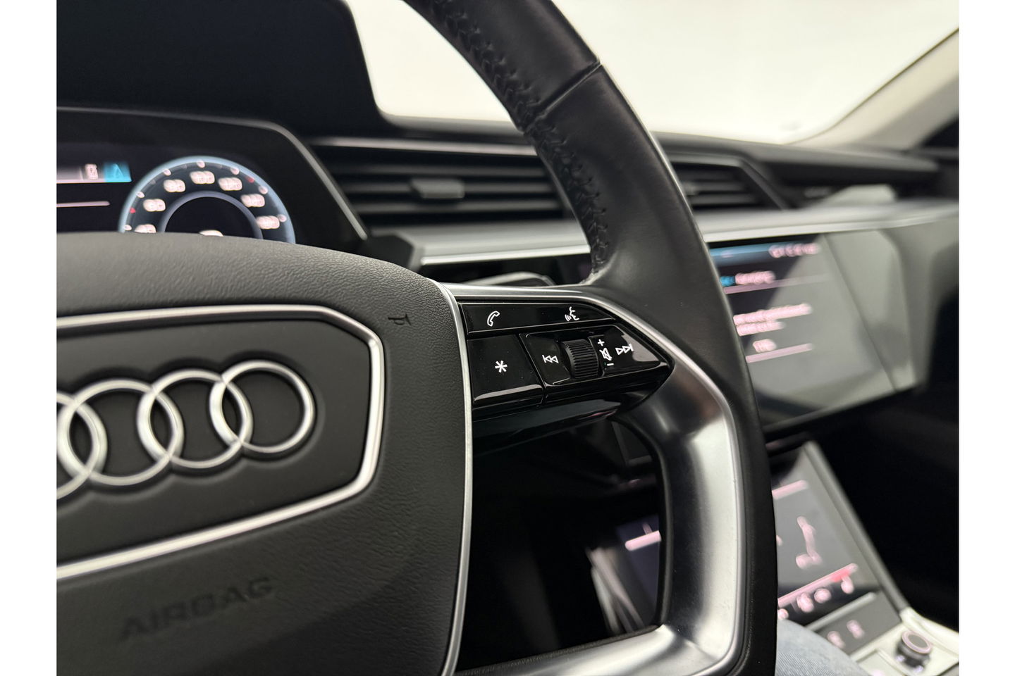 Audi e-tron 50 Quattro 4WD Launch Edition Plus 71kWh 313PK Elektrisch Pano LED Camera Carplay Clima Cruise 20"LMV Memory Seat Virtual PDC