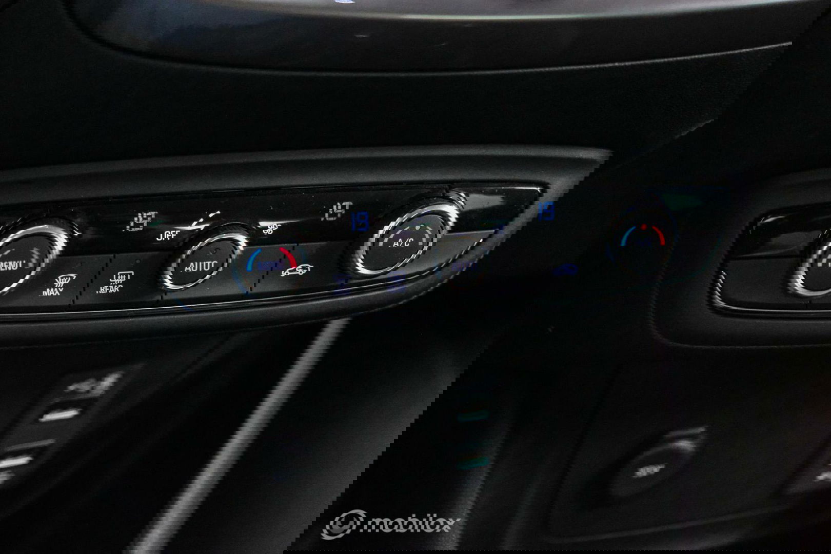 Opel Crossland X 1.2 Turbo | CarPlay | Camera | Trekhaak | 1e eigenaar | NL auto NAP | Head up display | sport stoelen |