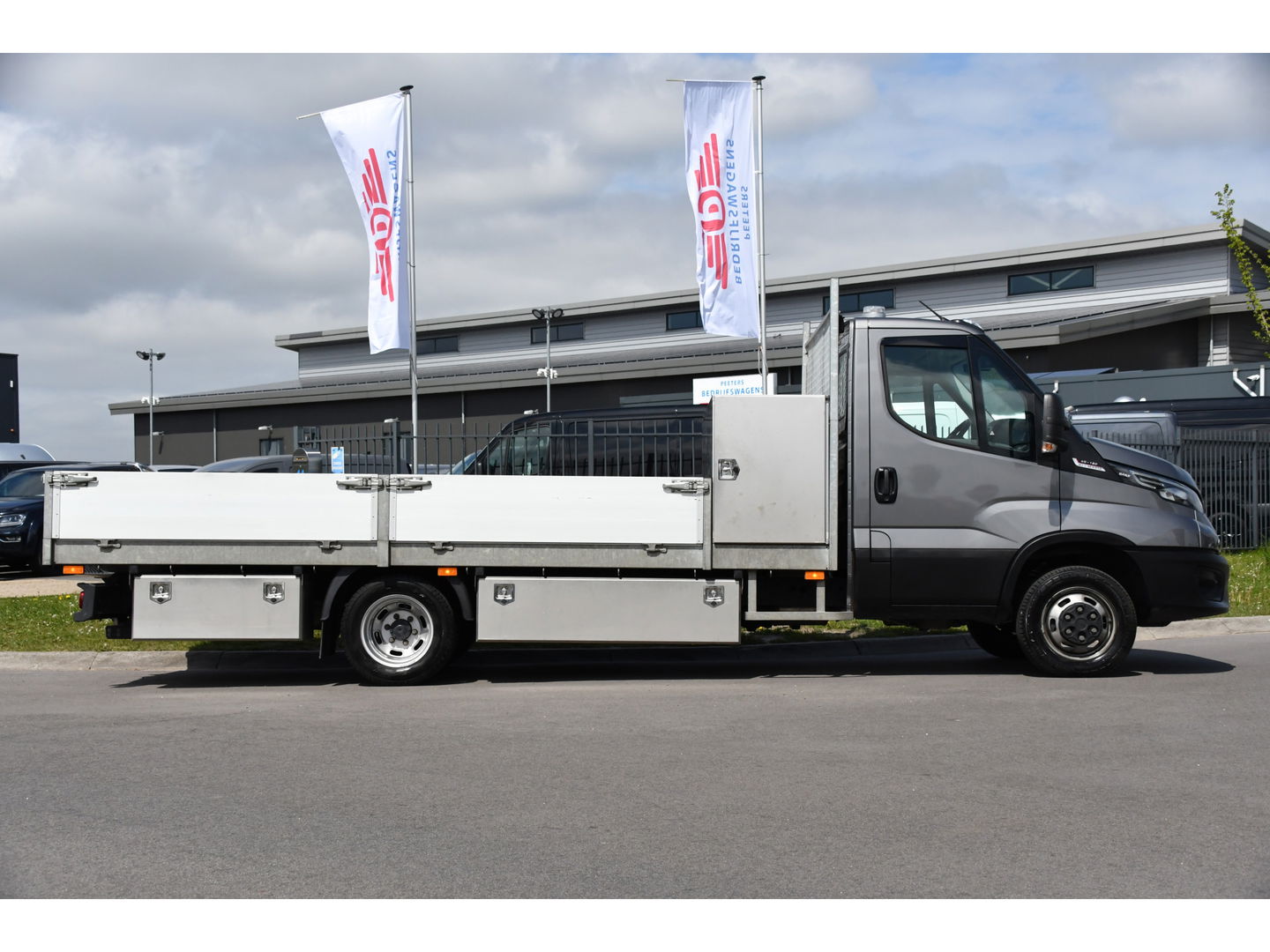Iveco 40C18 Daily DL L4 Openlaadbak Camera, Cruise, LED, Carplay, 180PK, 3500kg Trekhaak, Clima, Automaat, Uniek! Chassis