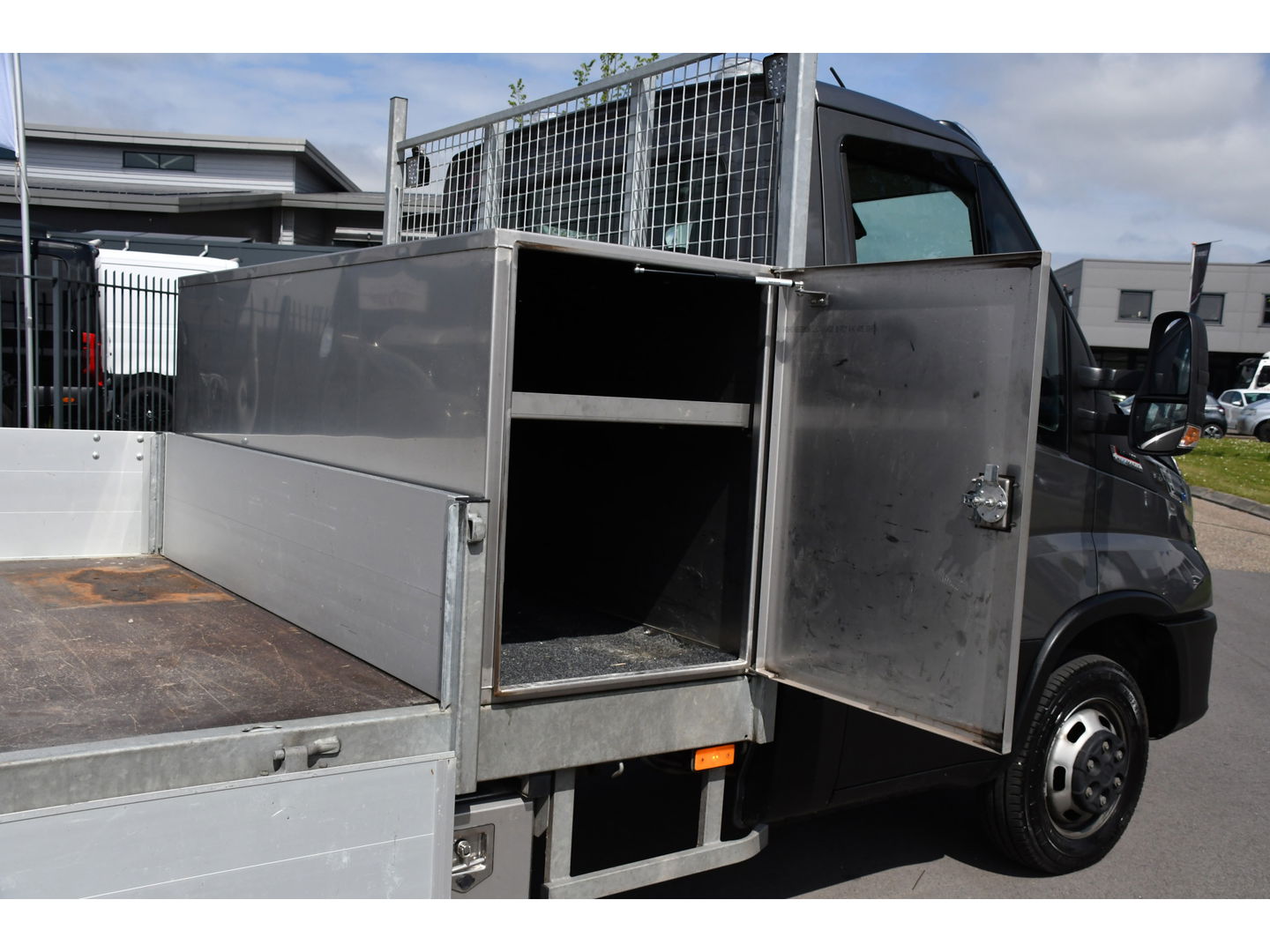 Iveco 40C18 Daily DL L4 Openlaadbak Camera, Cruise, LED, Carplay, 180PK, 3500kg Trekhaak, Clima, Automaat, Uniek! Chassis