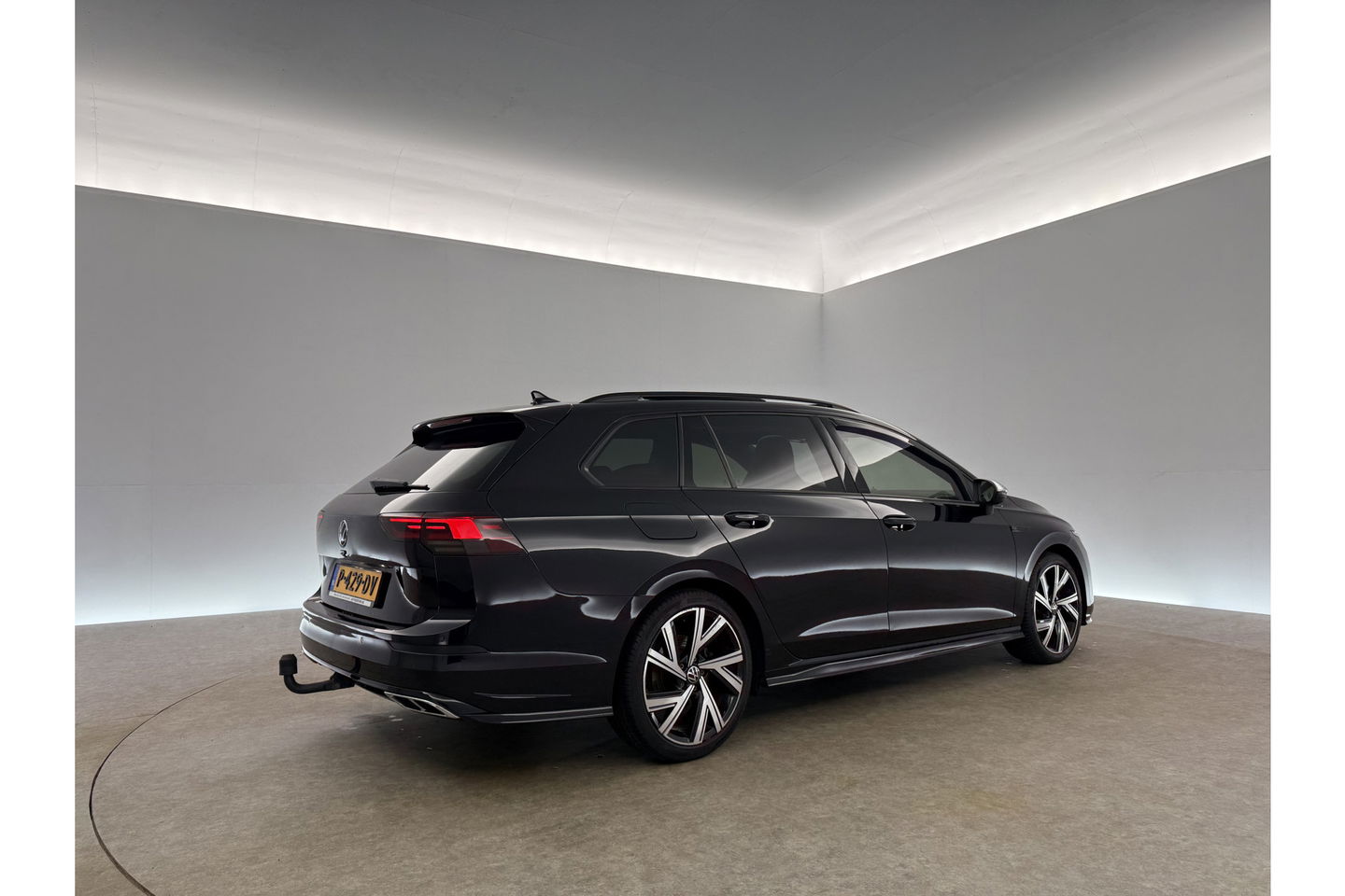 Volkswagen Golf 1.5 eTSI R-Line 162PK DSG Pano Trekhaak Sfeer Virtual Clima LED Carplay Navi PDC 18"LMV Stoel/Stuurverwarming