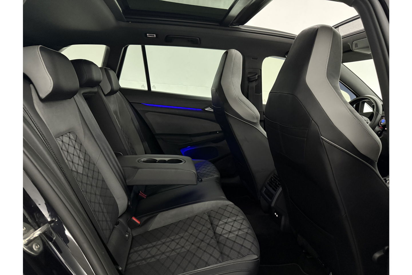 Volkswagen Golf 1.5 eTSI R-Line 162PK DSG Pano Trekhaak Sfeer Virtual Clima LED Carplay Navi PDC 18"LMV Stoel/Stuurverwarming