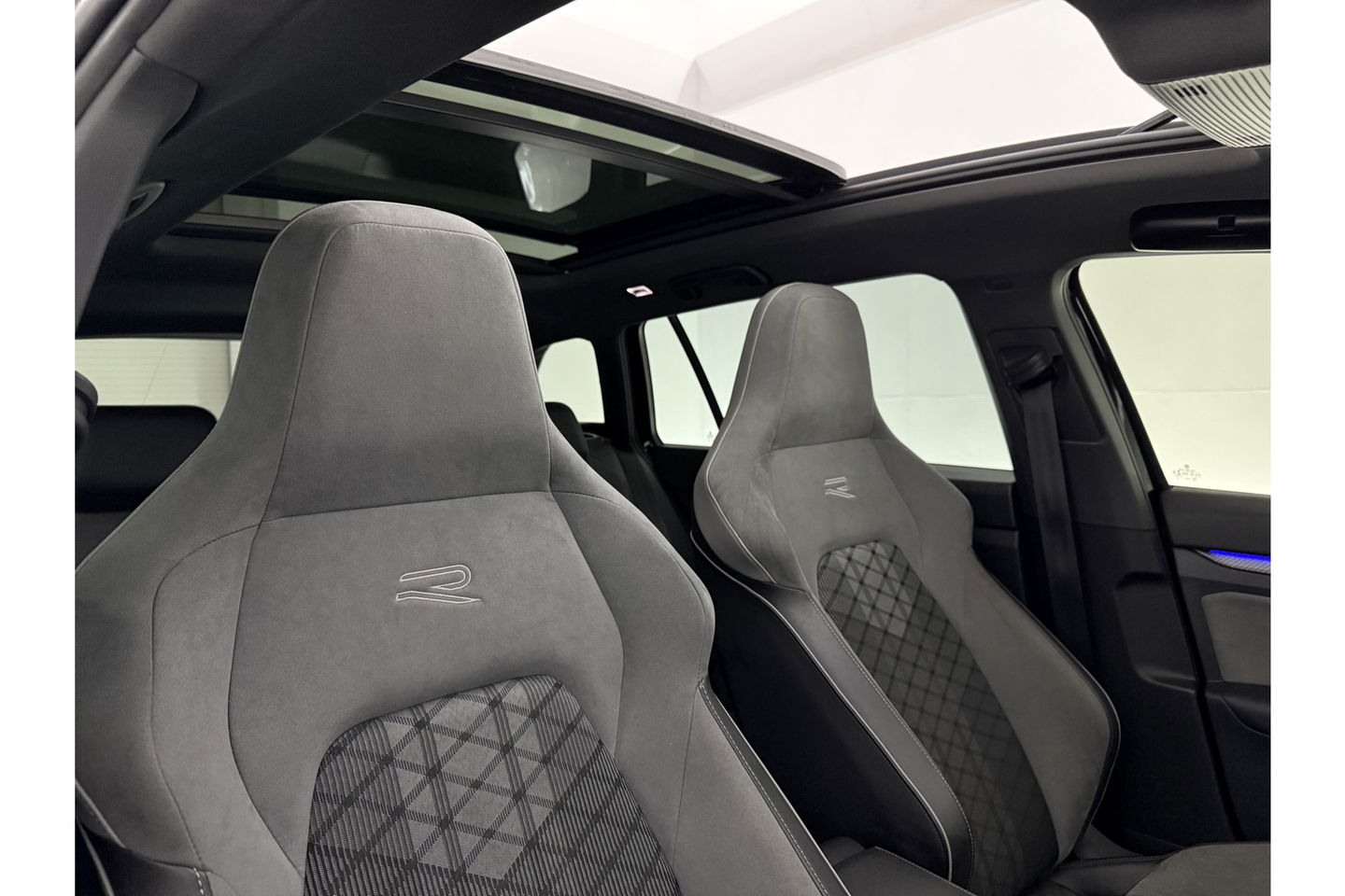 Volkswagen Golf 1.5 eTSI R-Line 162PK DSG Pano Trekhaak Sfeer Virtual Clima LED Carplay Navi PDC 18"LMV Stoel/Stuurverwarming