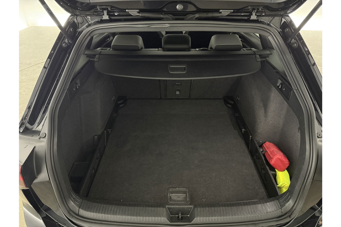 Volkswagen Golf 1.5 eTSI R-Line 162PK DSG Pano Trekhaak Sfeer Virtual Clima LED Carplay Navi PDC 18"LMV Stoel/Stuurverwarming