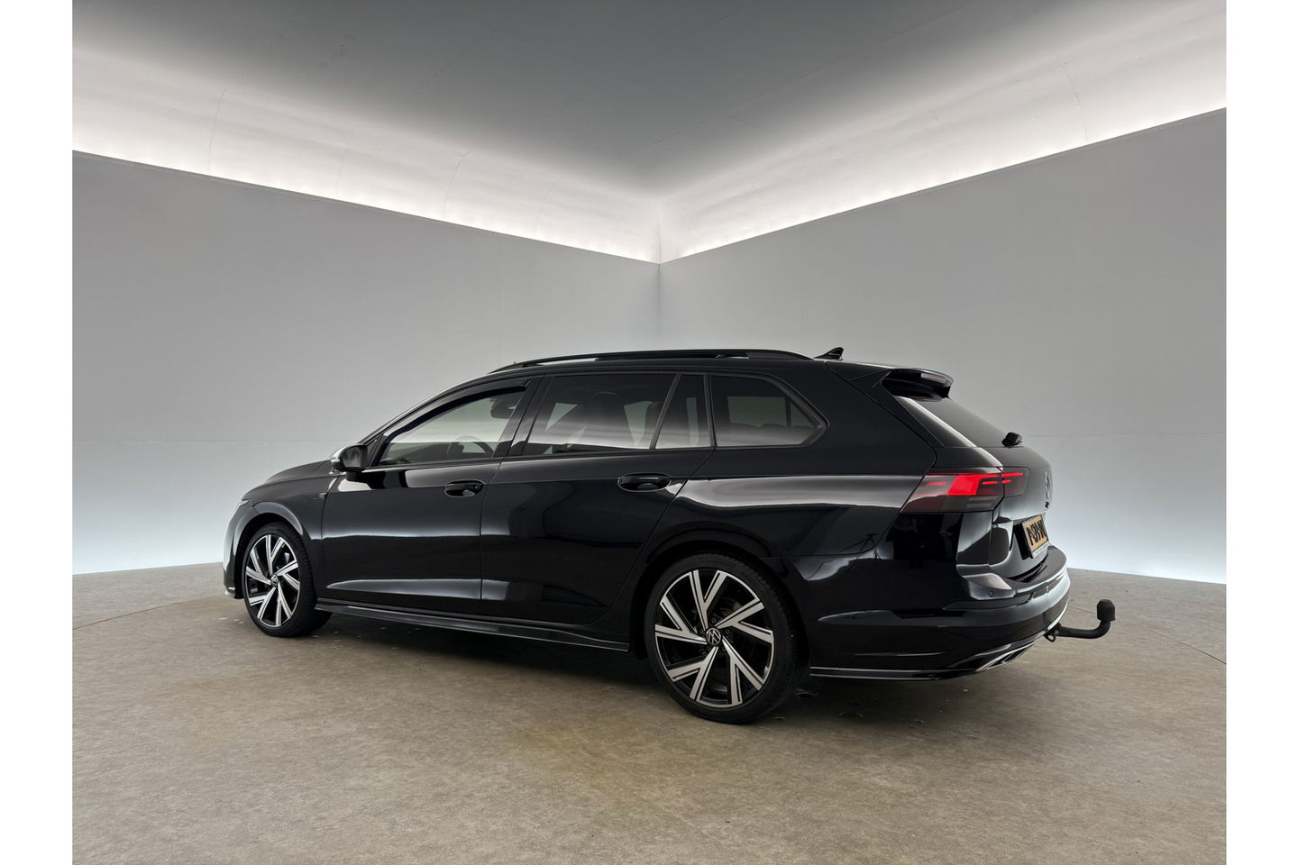 Volkswagen Golf 1.5 eTSI R-Line 162PK DSG Pano Trekhaak Sfeer Virtual Clima LED Carplay Navi PDC 18"LMV Stoel/Stuurverwarming