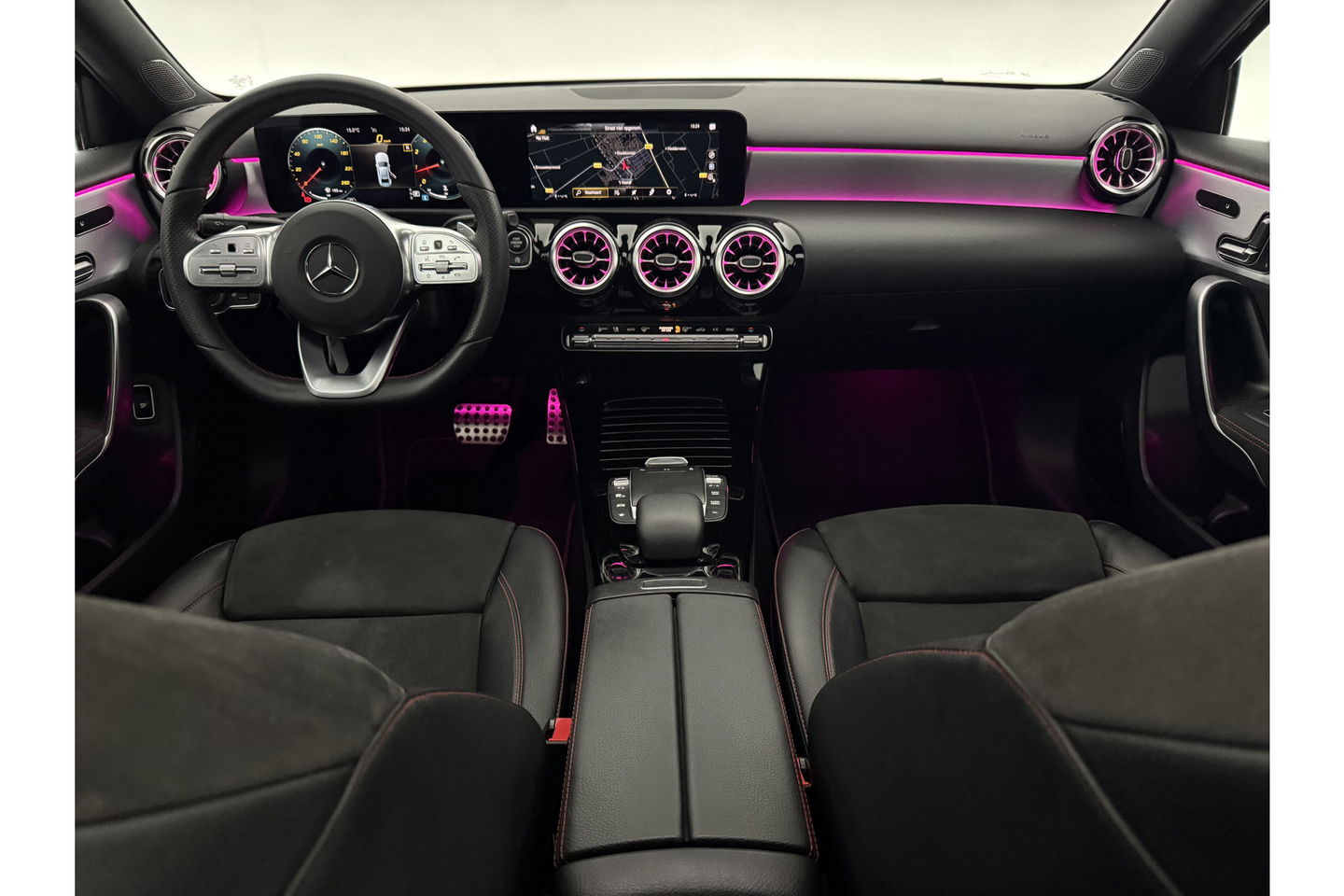 Mercedes-Benz A-Klasse 180 AMG Pano Sfeer Burmester Camera Virtual LED Memory Seats Clima Cruise Navi PDC 18''LMV