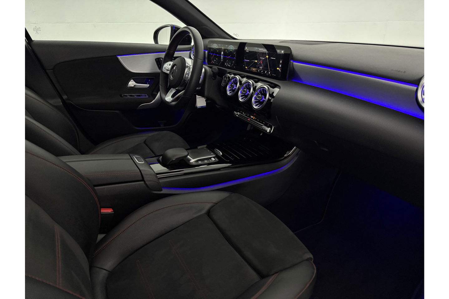 Mercedes-Benz A-Klasse 180 AMG Pano Sfeer Burmester Camera Virtual LED Memory Seats Clima Cruise Navi PDC 18''LMV