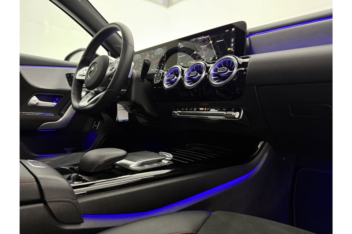 Mercedes-Benz A-Klasse 180 AMG Pano Sfeer Burmester Camera Virtual LED Memory Seats Clima Cruise Navi PDC 18''LMV