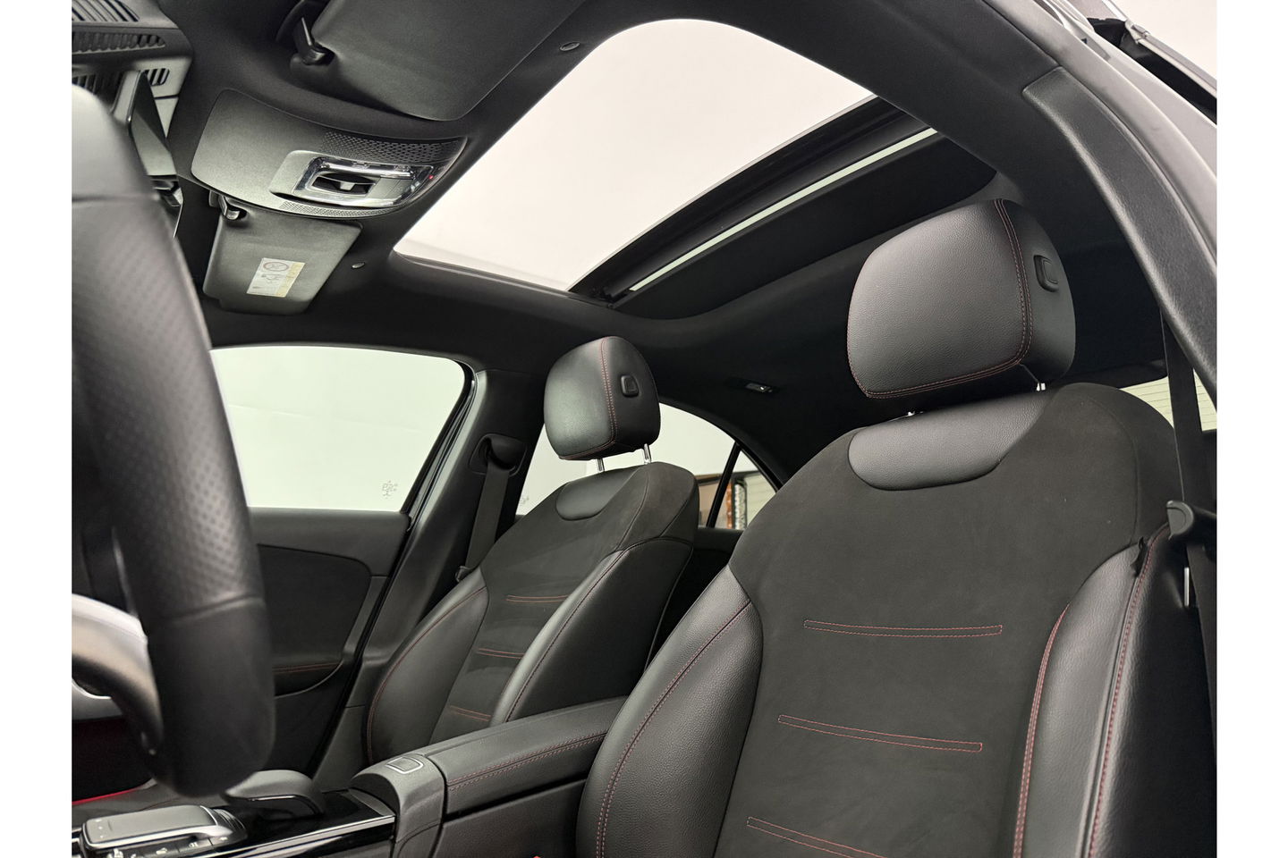 Mercedes-Benz A-Klasse 180 AMG Pano Sfeer Burmester Camera Virtual LED Memory Seats Clima Cruise Navi PDC 18''LMV