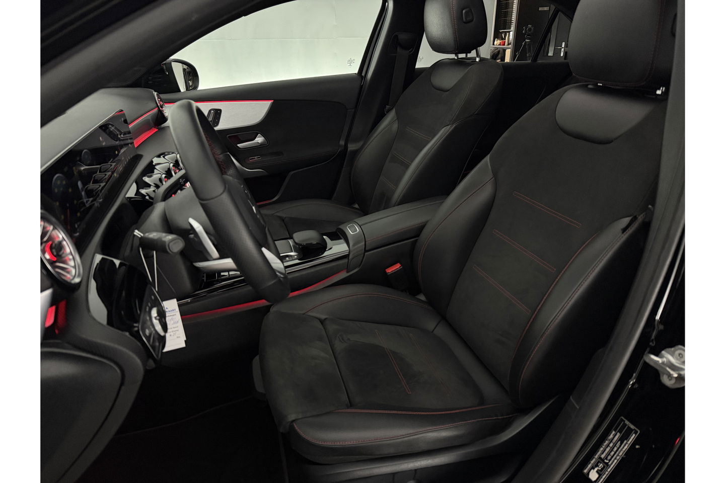 Mercedes-Benz A-Klasse 180 AMG Pano Sfeer Burmester Camera Virtual LED Memory Seats Clima Cruise Navi PDC 18''LMV