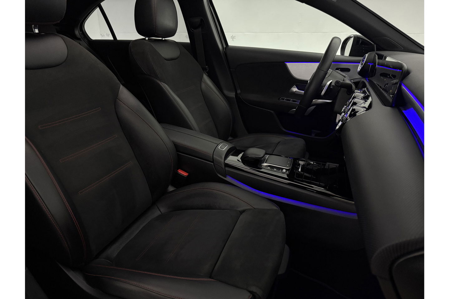 Mercedes-Benz A-Klasse 180 AMG Pano Sfeer Burmester Camera Virtual LED Memory Seats Clima Cruise Navi PDC 18''LMV