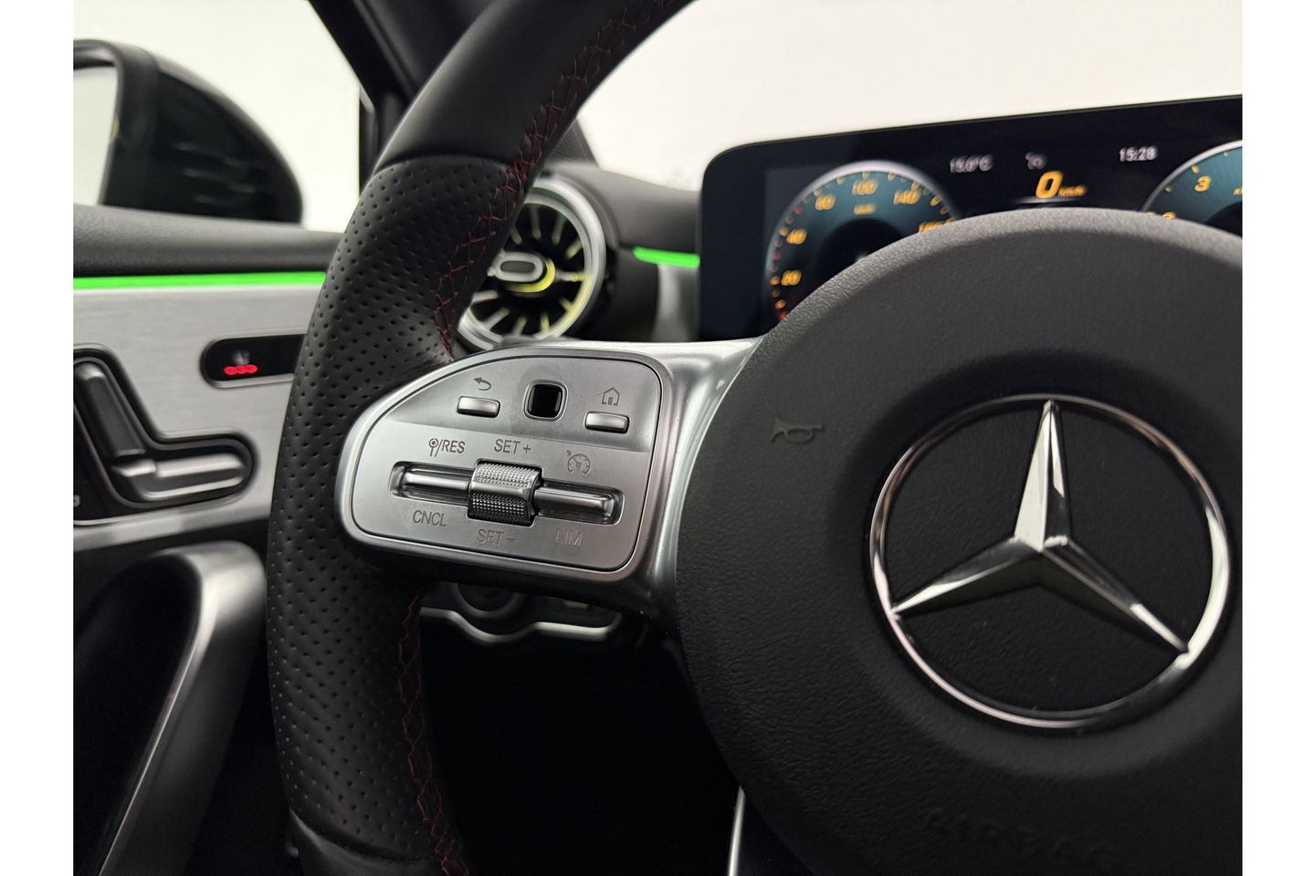 Mercedes-Benz A-Klasse 180 AMG Pano Sfeer Burmester Camera Virtual LED Memory Seats Clima Cruise Navi PDC 18''LMV
