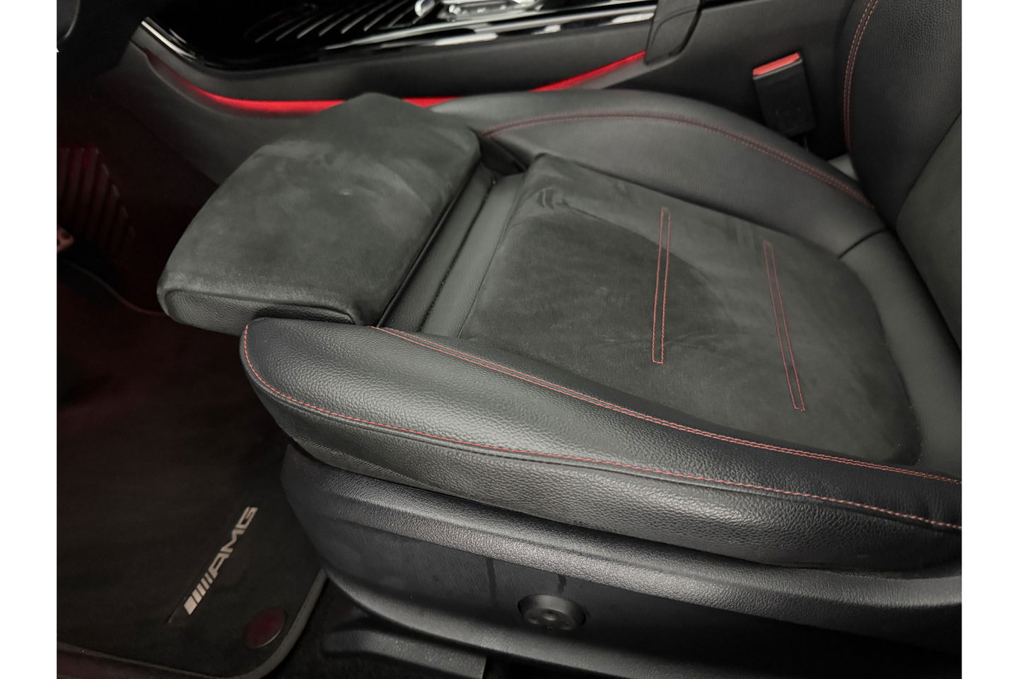 Mercedes-Benz A-Klasse 180 AMG Pano Sfeer Burmester Camera Virtual LED Memory Seats Clima Cruise Navi PDC 18''LMV