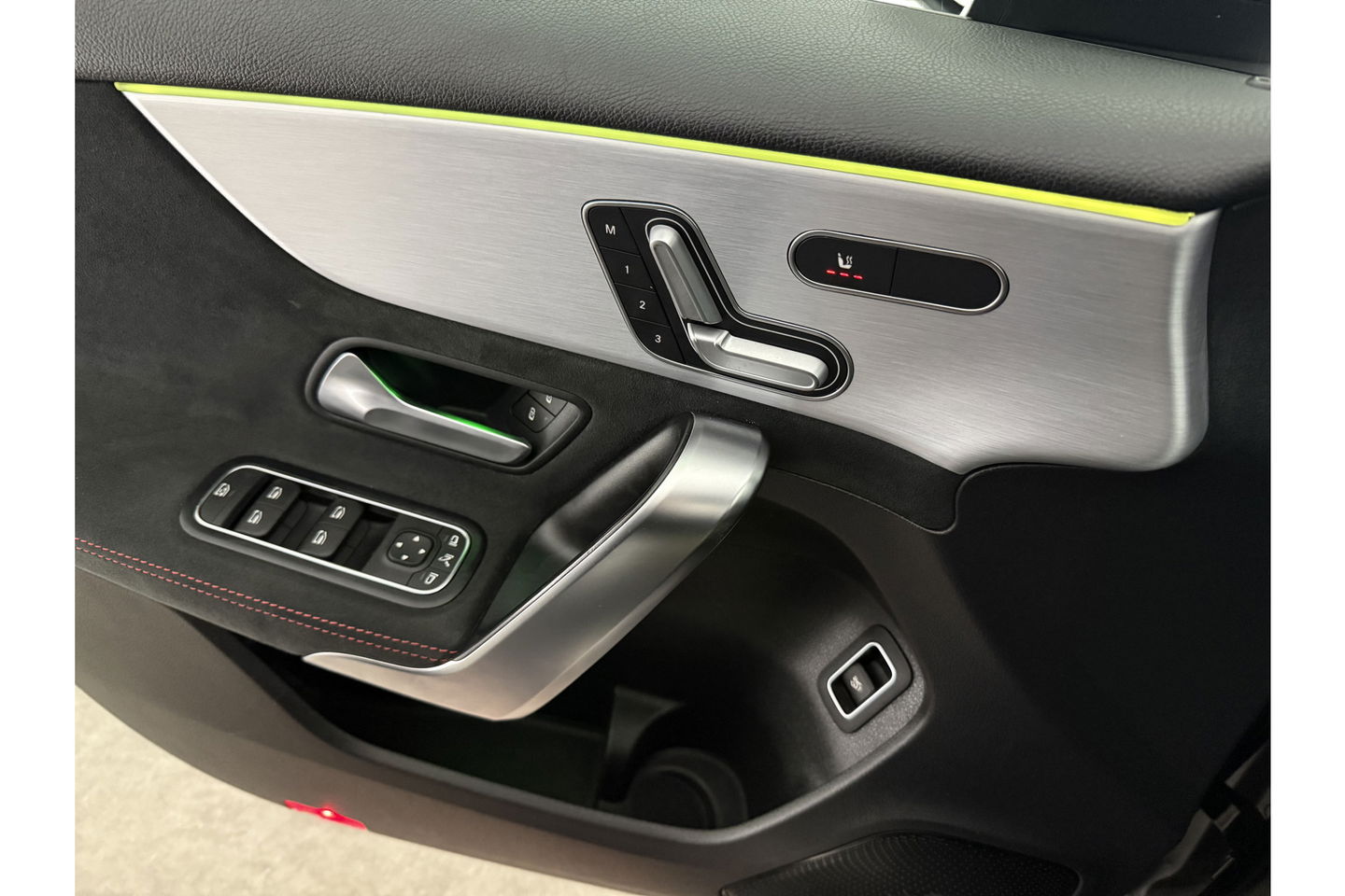 Mercedes-Benz A-Klasse 180 AMG Pano Sfeer Burmester Camera Virtual LED Memory Seats Clima Cruise Navi PDC 18''LMV