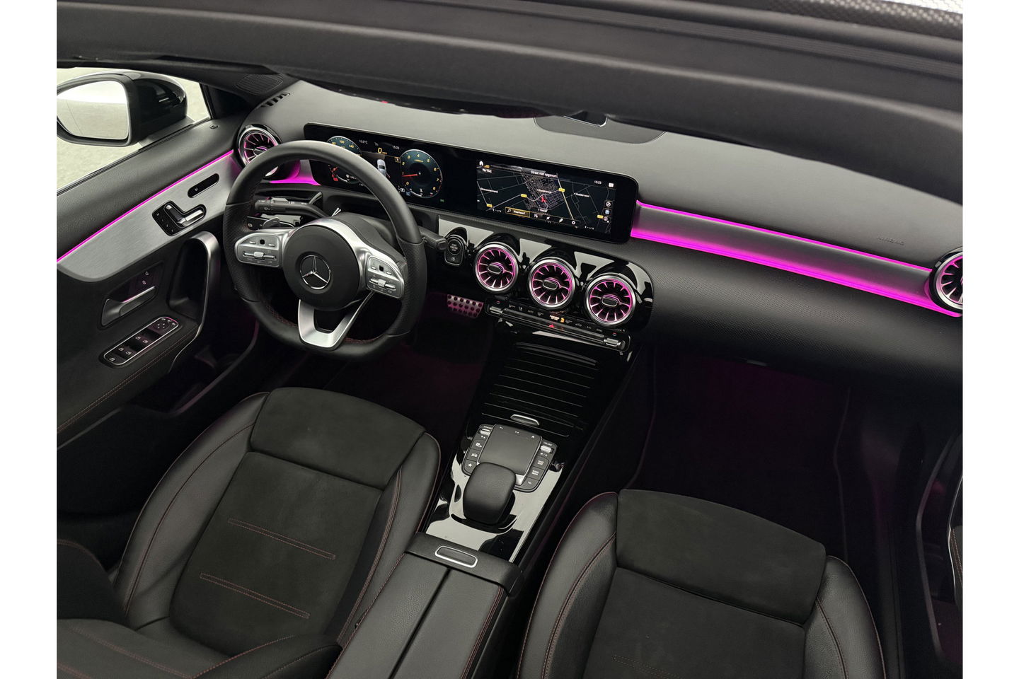 Mercedes-Benz A-Klasse 180 AMG Pano Sfeer Burmester Camera Virtual LED Memory Seats Clima Cruise Navi PDC 18''LMV