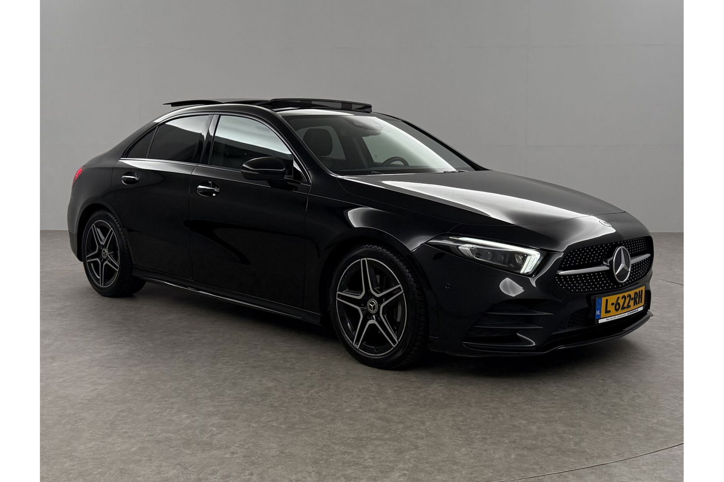 Mercedes-Benz A-Klasse 180 AMG Pano Sfeer Burmester Camera Virtual LED Memory Seats Clima Cruise Navi PDC 18''LMV
