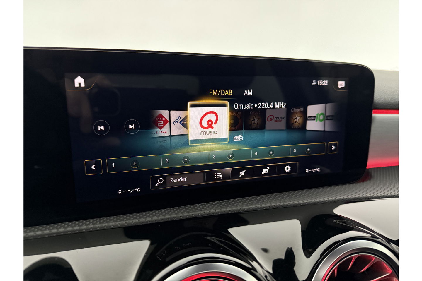 Mercedes-Benz A-Klasse 180 AMG Pano Sfeer Burmester Camera Virtual LED Memory Seats Clima Cruise Navi PDC 18''LMV