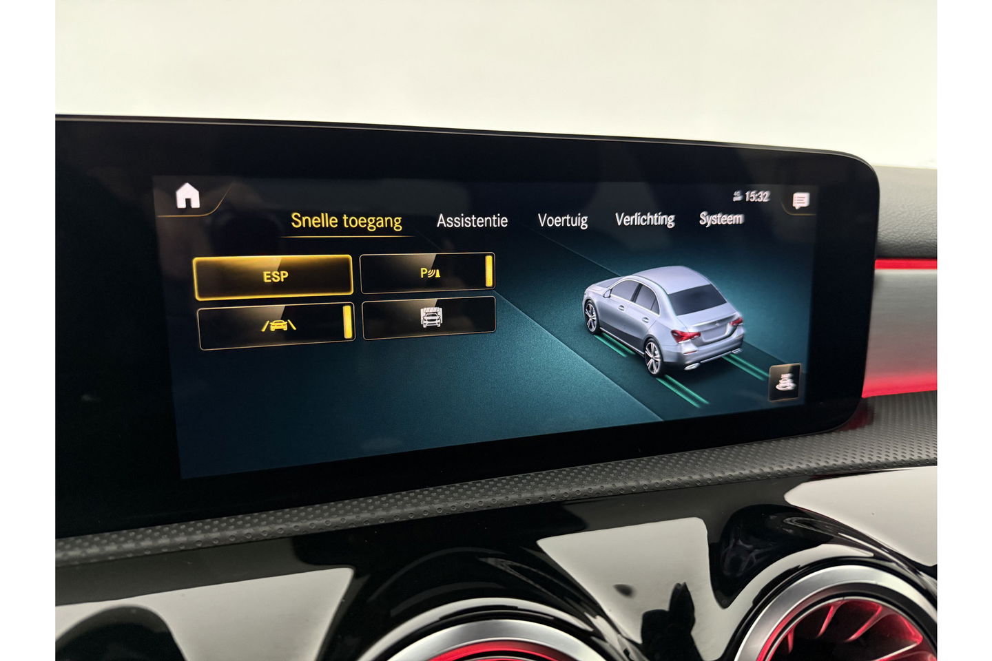 Mercedes-Benz A-Klasse 180 AMG Pano Sfeer Burmester Camera Virtual LED Memory Seats Clima Cruise Navi PDC 18''LMV