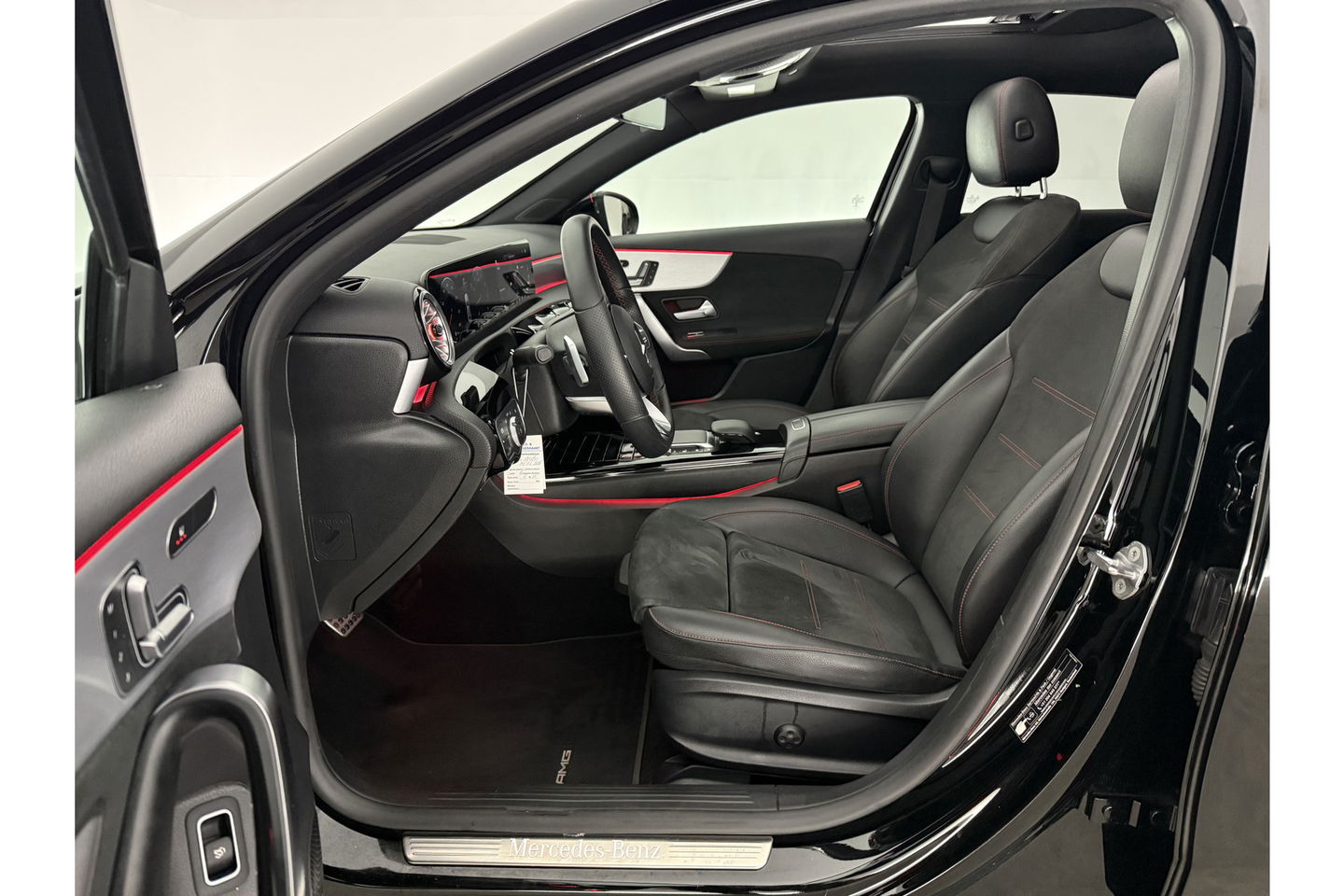Mercedes-Benz A-Klasse 180 AMG Pano Sfeer Burmester Camera Virtual LED Memory Seats Clima Cruise Navi PDC 18''LMV
