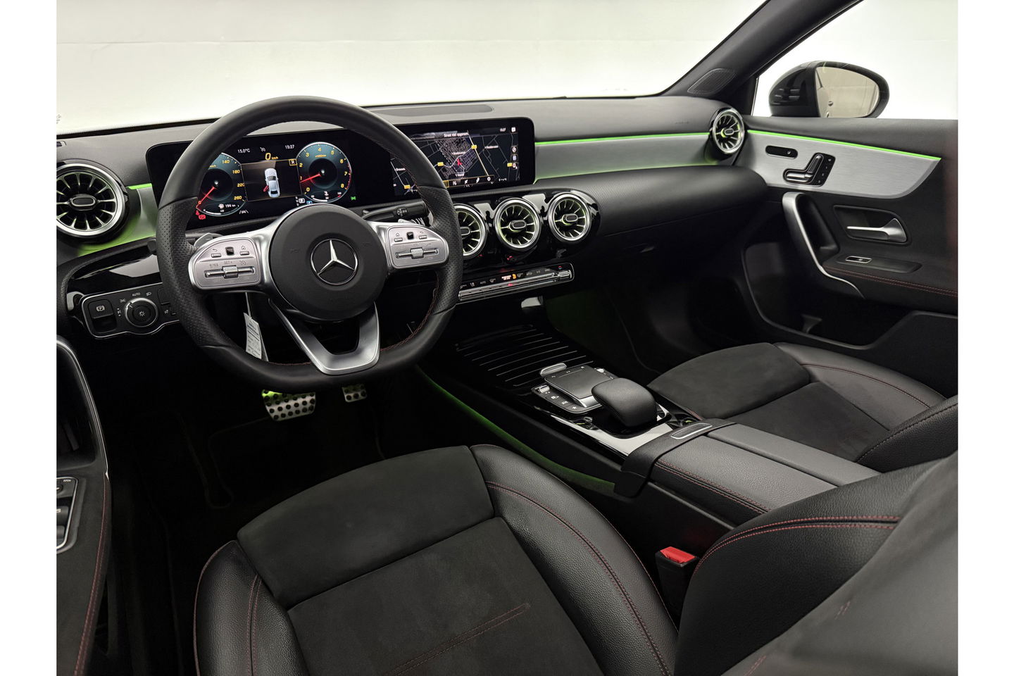 Mercedes-Benz A-Klasse 180 AMG Pano Sfeer Burmester Camera Virtual LED Memory Seats Clima Cruise Navi PDC 18''LMV