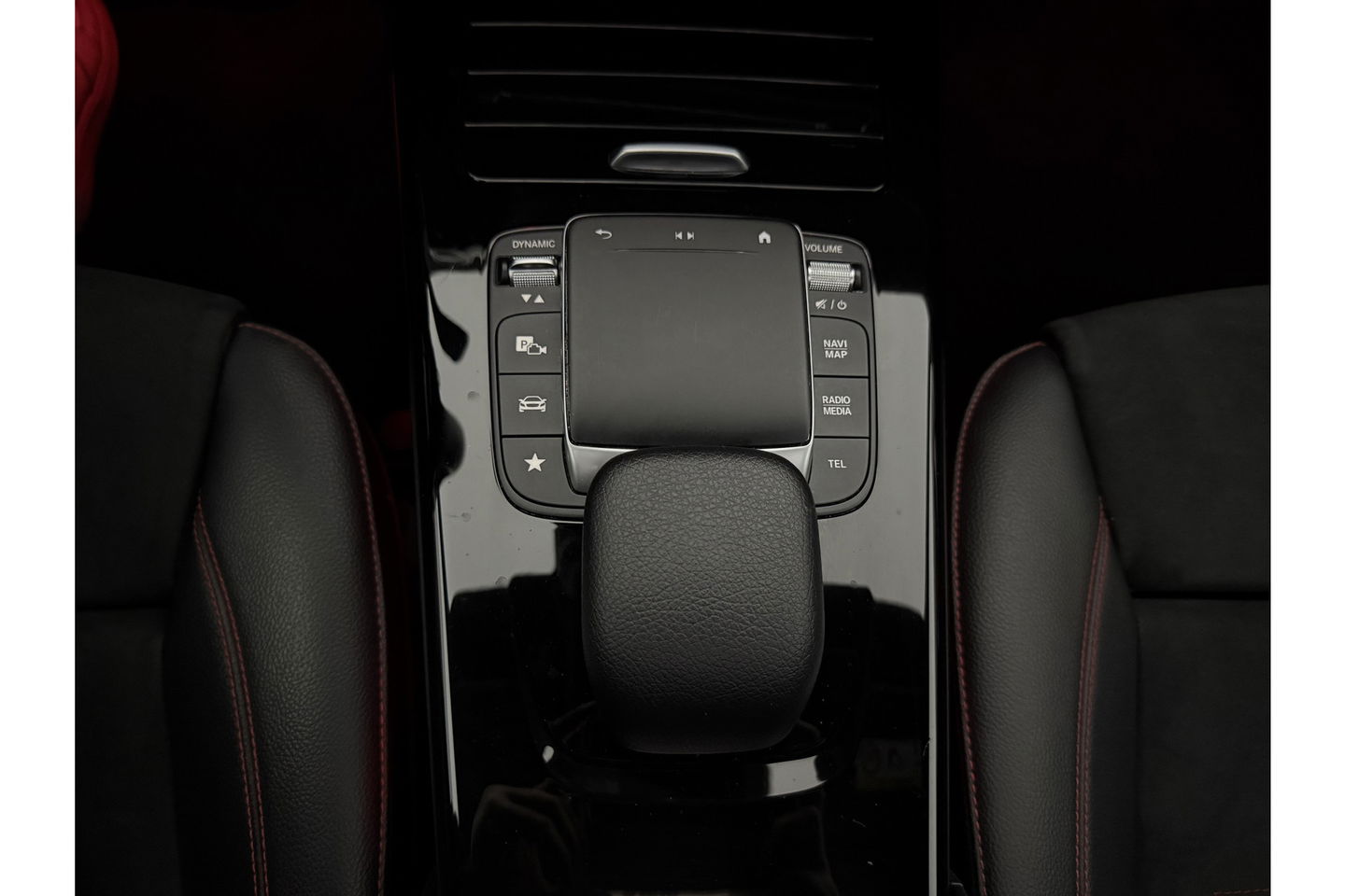 Mercedes-Benz A-Klasse 180 AMG Pano Sfeer Burmester Camera Virtual LED Memory Seats Clima Cruise Navi PDC 18''LMV