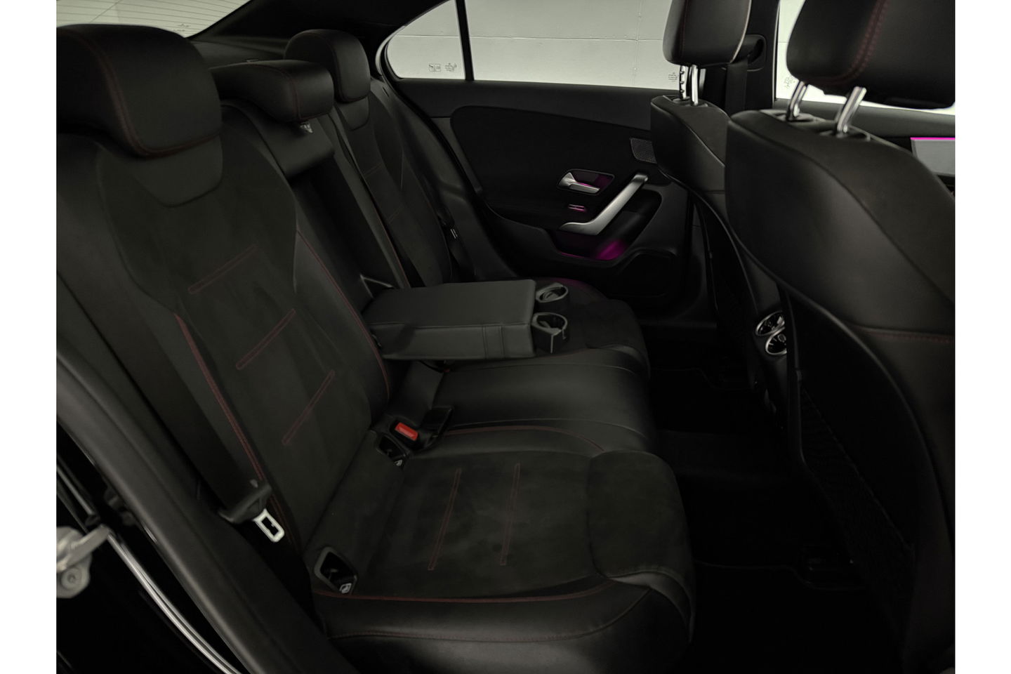 Mercedes-Benz A-Klasse 180 AMG Pano Sfeer Burmester Camera Virtual LED Memory Seats Clima Cruise Navi PDC 18''LMV