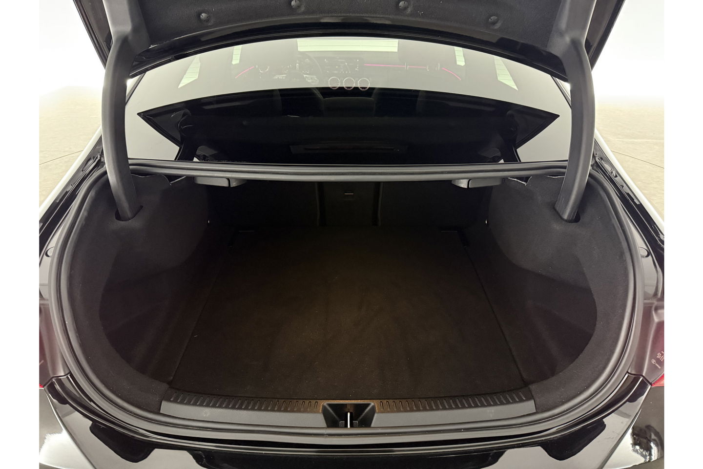Mercedes-Benz A-Klasse 180 AMG Pano Sfeer Burmester Camera Virtual LED Memory Seats Clima Cruise Navi PDC 18''LMV