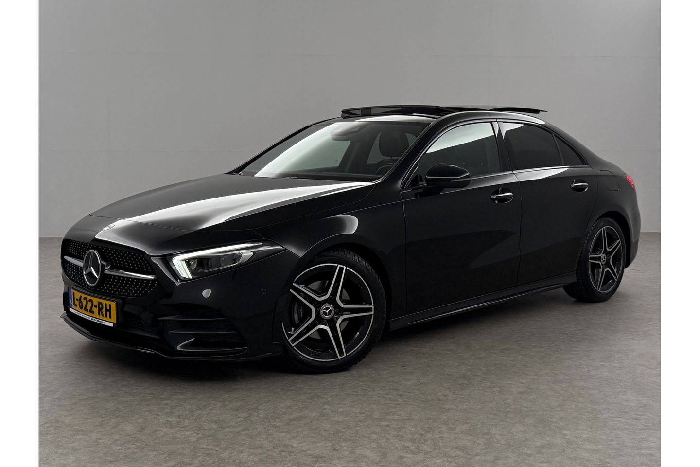 Mercedes-Benz A-Klasse 180 AMG Pano Sfeer Burmester Camera Virtual LED Memory Seats Clima Cruise Navi PDC 18''LMV