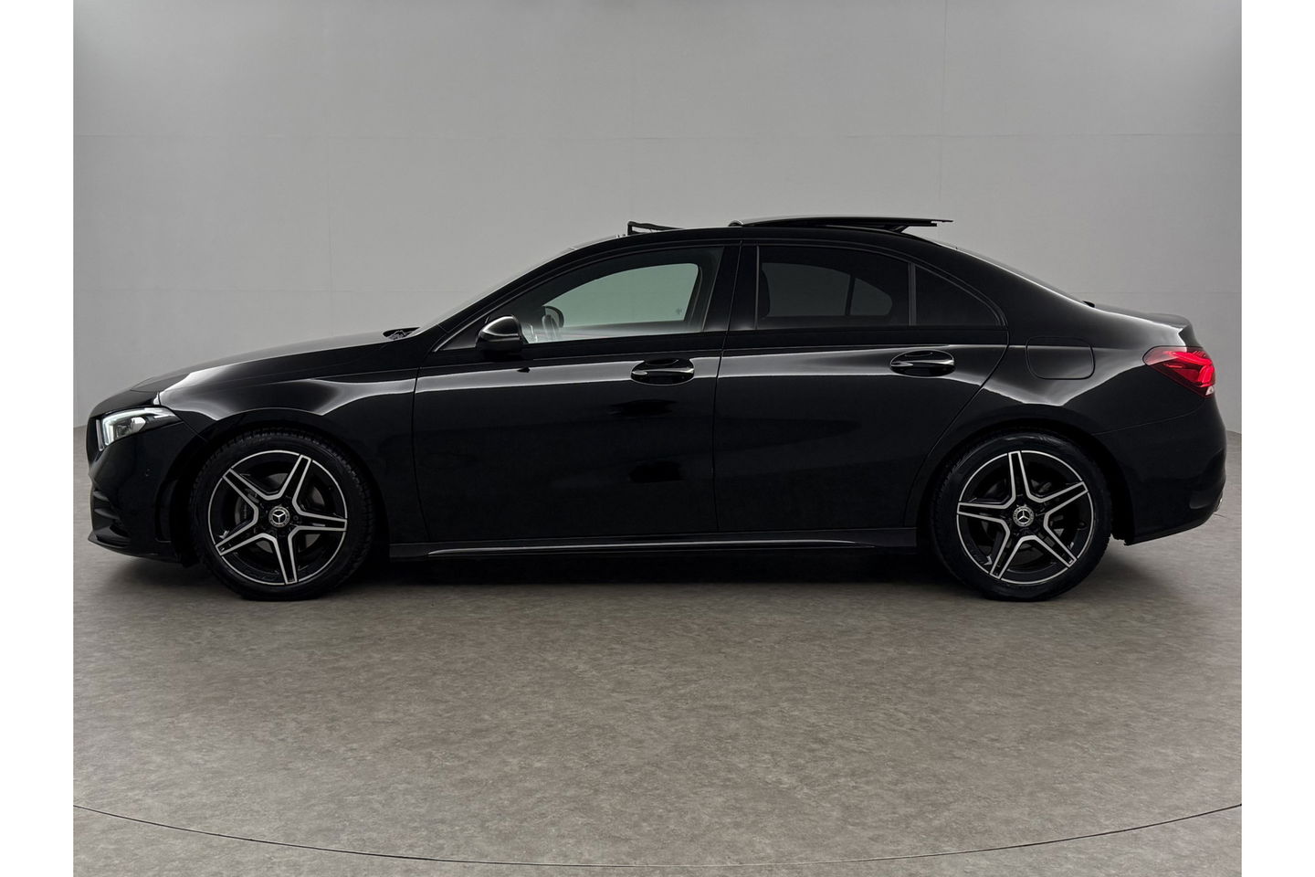 Mercedes-Benz A-Klasse 180 AMG Pano Sfeer Burmester Camera Virtual LED Memory Seats Clima Cruise Navi PDC 18''LMV