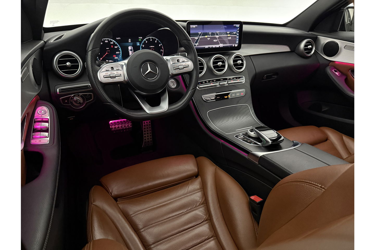 Mercedes-Benz C-Klasse 180 AMG 157PK Pano Trekhaak Sfeerverl. LED Virtual 19"LMV Camera Carplay Cruise Clima Navi Leder PDC