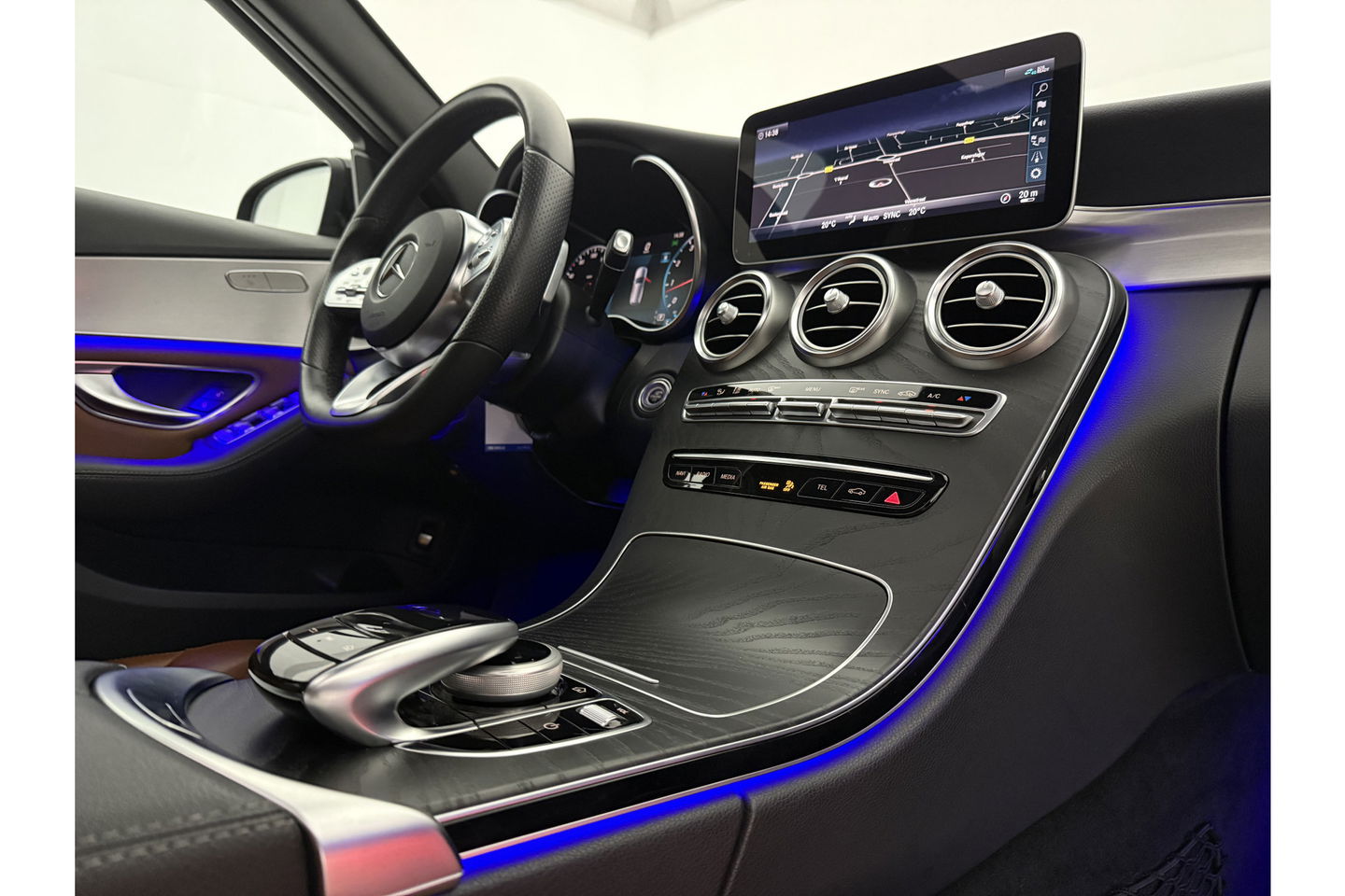 Mercedes-Benz C-Klasse 180 AMG 157PK Pano Trekhaak Sfeerverl. LED Virtual 19"LMV Camera Carplay Cruise Clima Navi Leder PDC