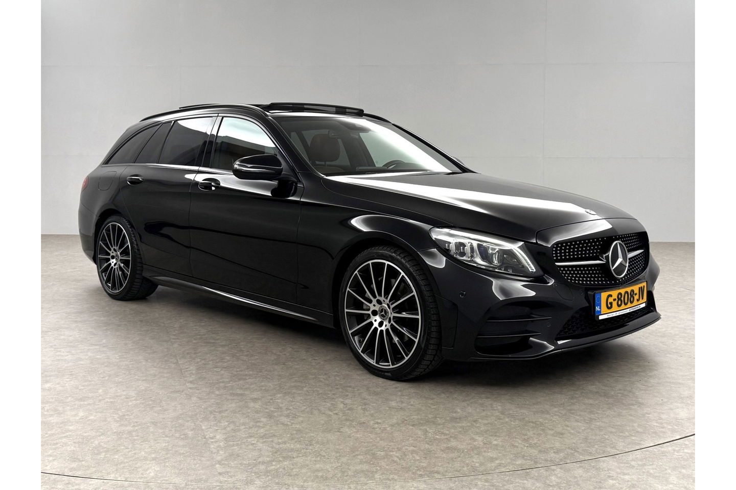 Mercedes-Benz C-Klasse 180 AMG 157PK Pano Trekhaak Sfeerverl. LED Virtual 19"LMV Camera Carplay Cruise Clima Navi Leder PDC