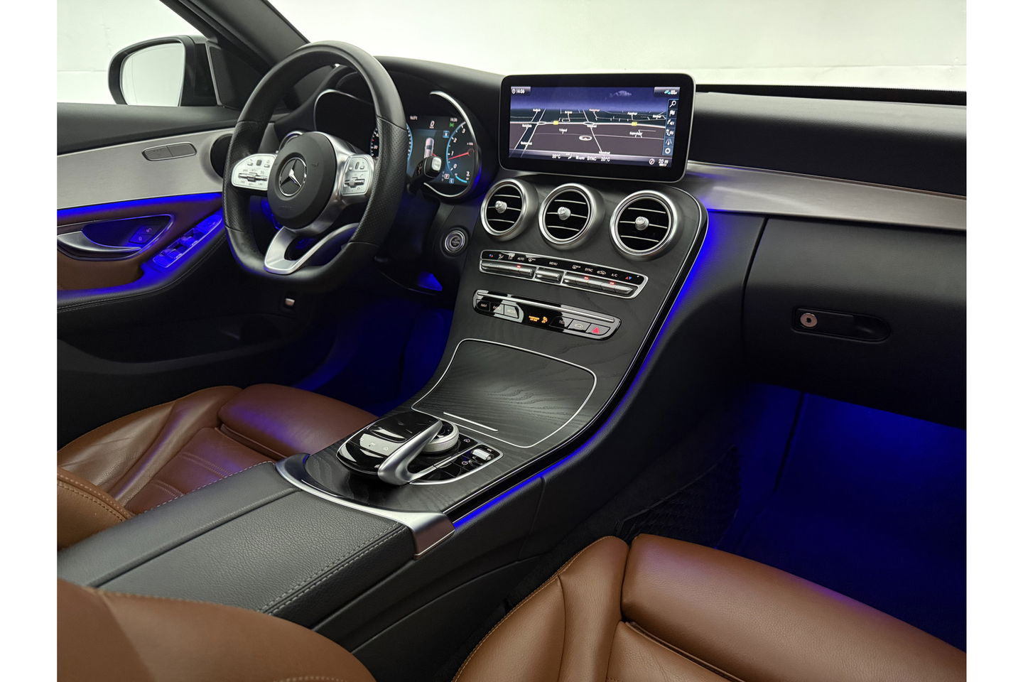 Mercedes-Benz C-Klasse 180 AMG 157PK Pano Trekhaak Sfeerverl. LED Virtual 19"LMV Camera Carplay Cruise Clima Navi Leder PDC