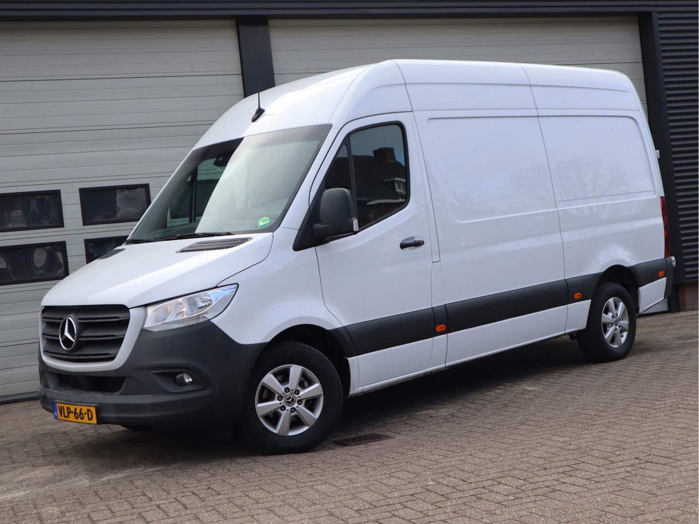 Mercedes-Benz Sprinter 315 CDI Automaat L2H2 RWD - Camera - Navi - MBUX - LM