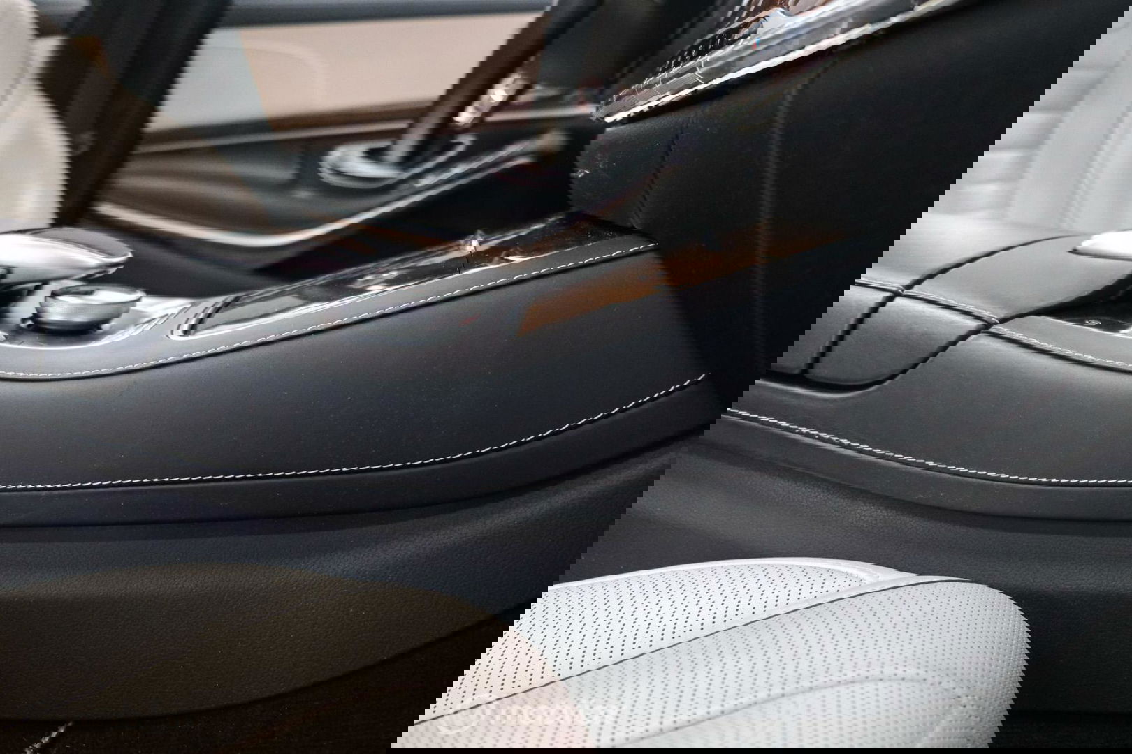 Mercedes-Benz S-Klasse 350 Prestige Plus | Massage | NAP NL auto | 2e eigenaar | Nightvision | Softclose | Burmester | Adaptive | Panorama | Trekhaak |