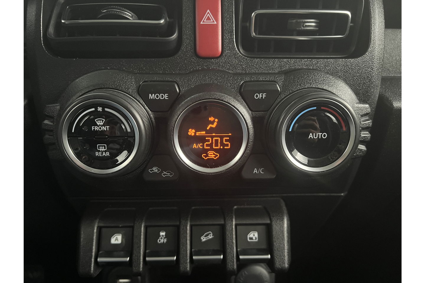 Suzuki Jimny 1.5 Style 4x4 AWD 4 Persoons Bullbar Clima Cruise Navi DAB+ 15"LMV Stoelverwarming