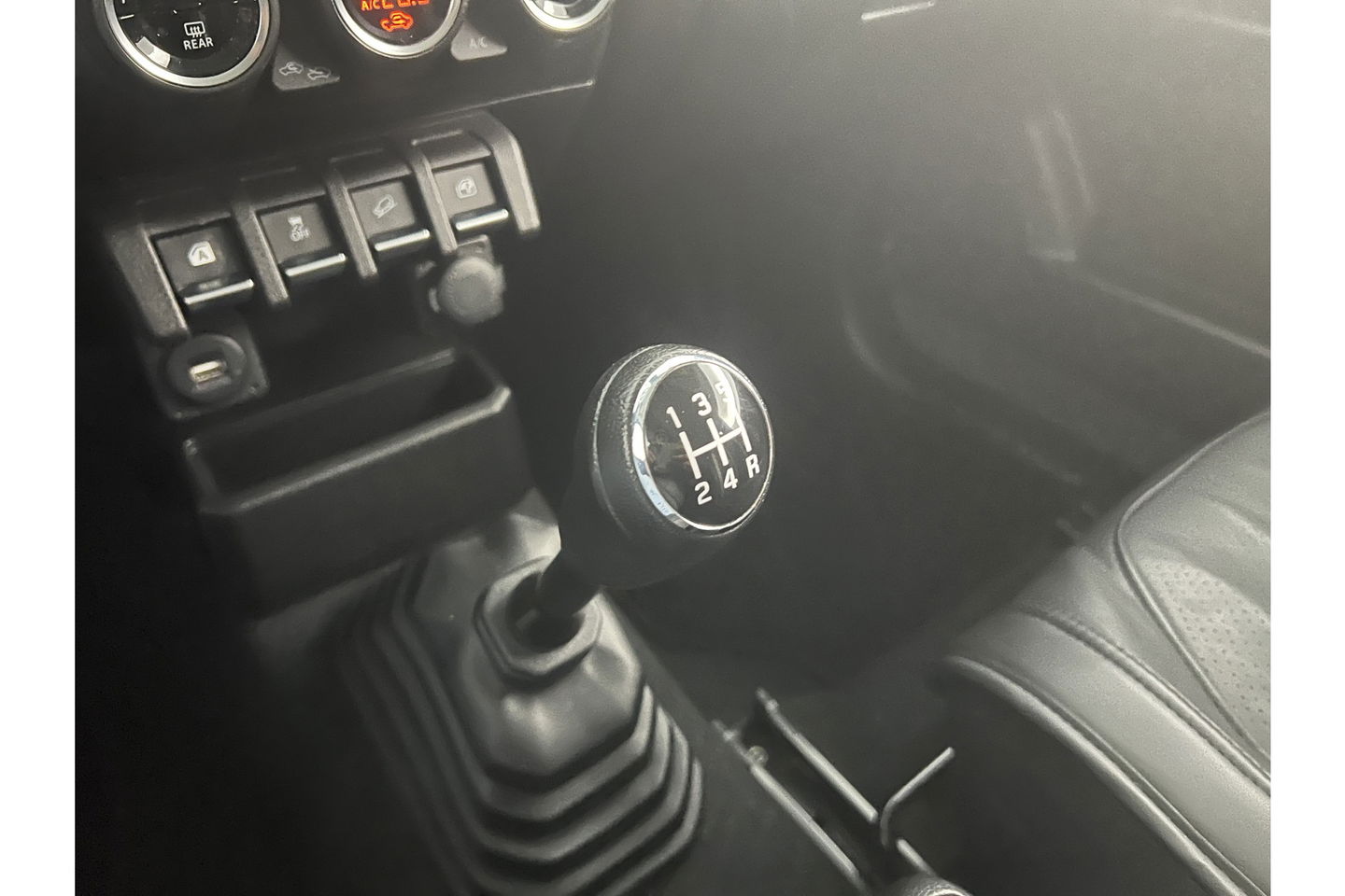 Suzuki Jimny 1.5 Style 4x4 AWD 4 Persoons Bullbar Clima Cruise Navi DAB+ 15"LMV Stoelverwarming