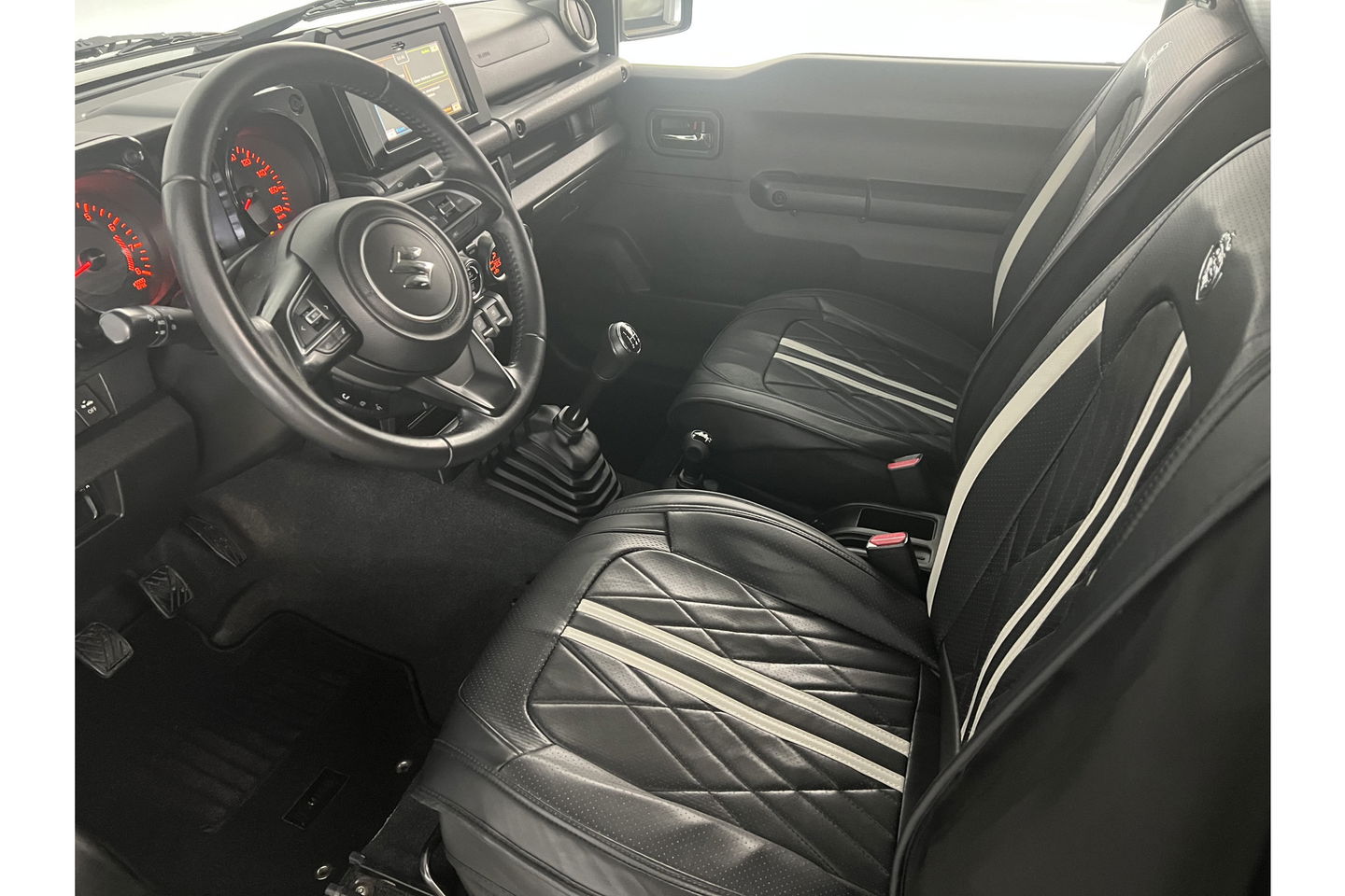 Suzuki Jimny 1.5 Style 4x4 AWD 4 Persoons Bullbar Clima Cruise Navi DAB+ 15"LMV Stoelverwarming