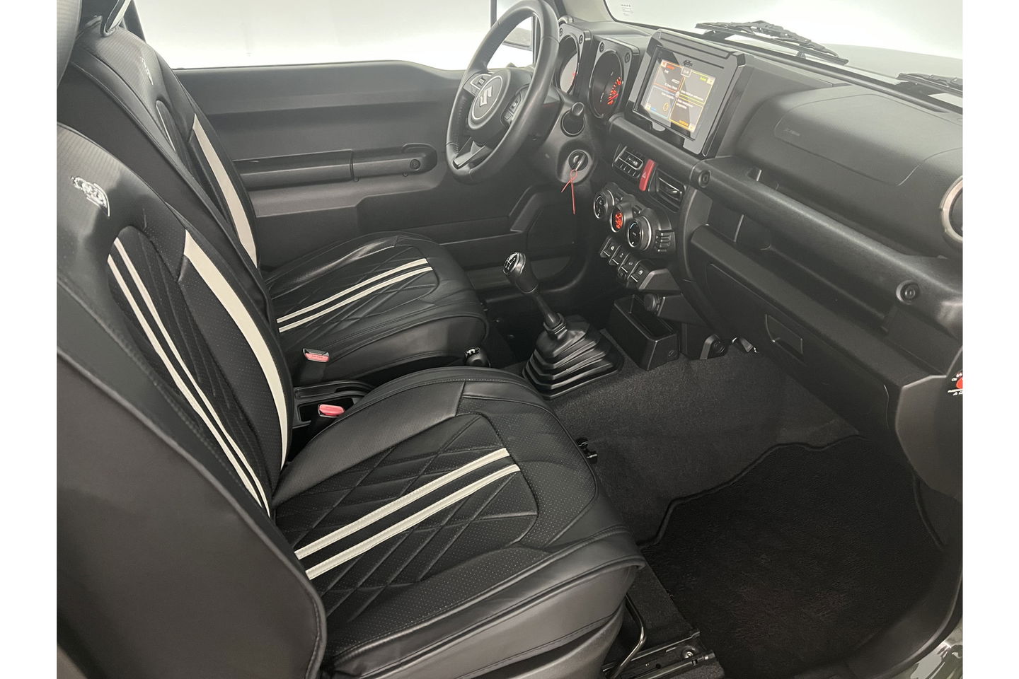 Suzuki Jimny 1.5 Style 4x4 AWD 4 Persoons Bullbar Clima Cruise Navi DAB+ 15"LMV Stoelverwarming