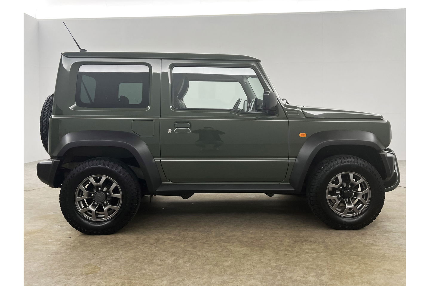 Suzuki Jimny 1.5 Style 4x4 AWD 4 Persoons Bullbar Clima Cruise Navi DAB+ 15"LMV Stoelverwarming