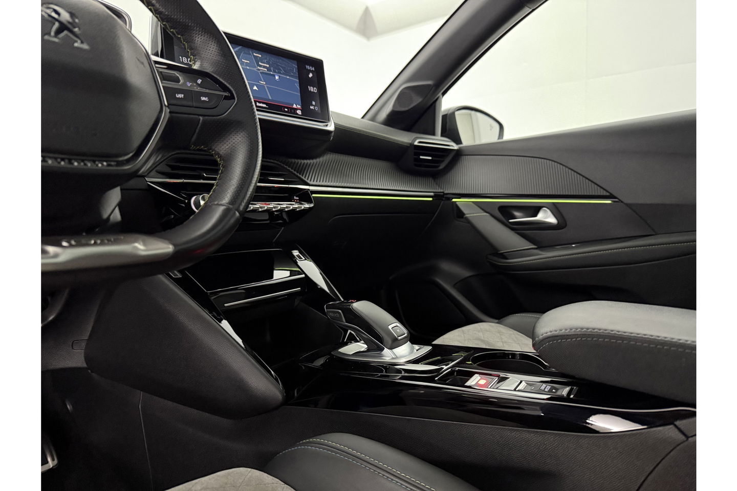 Peugeot 208 1.2 PureTech GT Pack 131PK 360Camera Pano Sfeerverl. Carplay LED Virtual Clima Cruise Navi PDC 17''LMV