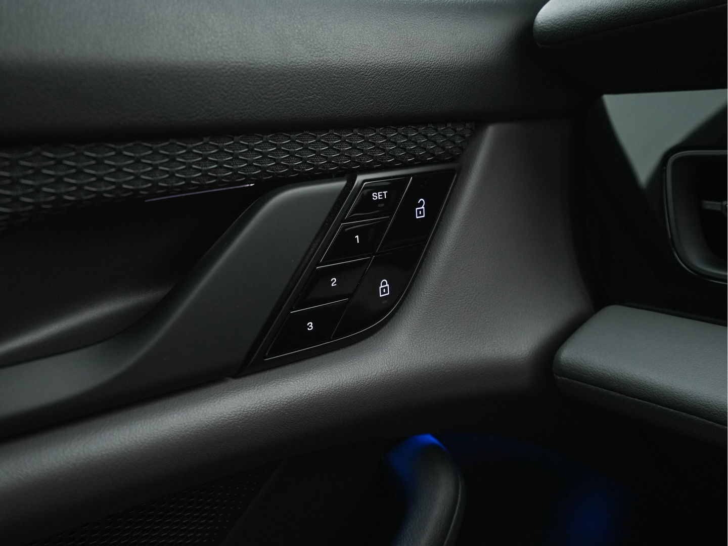 Porsche Taycan Performance 84 kWh [ 3-Fase ] Aut. *PANO | HEAT-PUMP | SPORT-CHRONO-PACK | LEATHER-MICROFIBRE | FULL-LED | MEMORY-PACK | BOSE-SOUND | AIR-SUSPENSION | BLINDSPOT | HEATED-SPORT-SEATS | CAMERA | DAB+ | ECC | PDC | 20''ALU*