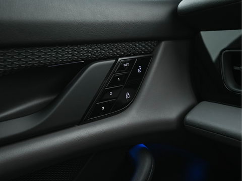 Porsche Taycan Performance 84 kWh [ 3-Fase ] Aut. *PANO | HEAT-PUMP | SPORT-CHRONO-PACK | LEATHER-MICROFIBRE | FULL-LED | MEMORY-PACK | BOSE-SOUND | AIR-SUSPENSION | BLINDSPOT | HEATED-SPORT-SEATS | CAMERA | DAB+ | ECC | PDC | 20''ALU*