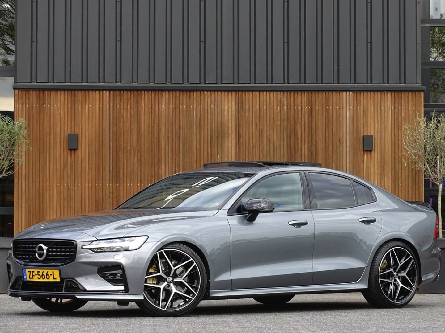 Volvo S60 2.0 T5 251PK / R-Design / Harman Kardon / Head-Up *NAP*