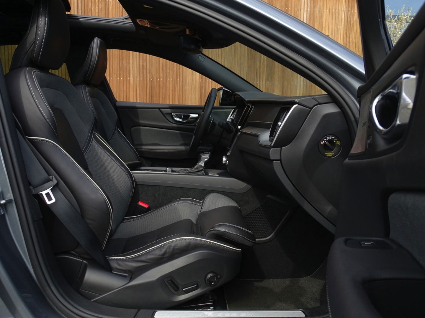 Volvo S60 2.0 T5 251PK / R-Design / Harman Kardon / Head-Up *NAP*